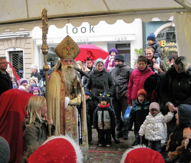 Schutzpatron Sankt Nikolaus begrte a...rktplatz viele groe und kleine Kinder  | Foto: Nikolaus Bayer