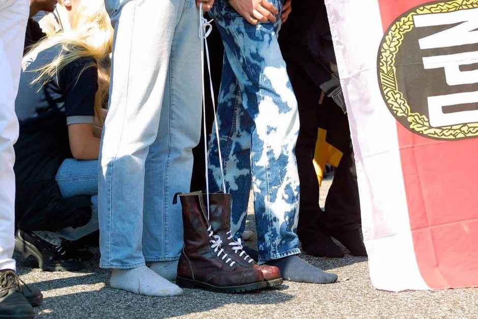 Das Tragen von Springerstiefeln und Bomberjacken war im Vorfeld verboten worden. Wer sich nicht dran hielt, musste beides vor Ort ausziehen. (Foto: Rita Weber-Eggstein)