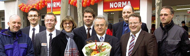 Vertreter  der Stadt, der stdtischen ...ung des neuen Marktes in Friedlingen.   | Foto: SENF