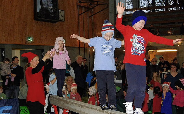 Die Kinder des Turnvereins Breisach ze...te den sportlichen Nachwuchs (rechts).  | Foto: Hans-jochen Voigt