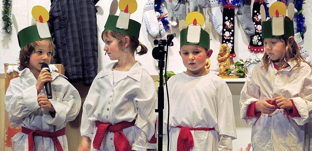 Mit einem richtigen Bhnenbild und sel...die Schler weltweit von Weihnachten.   | Foto: fotos: edgar steinfelder