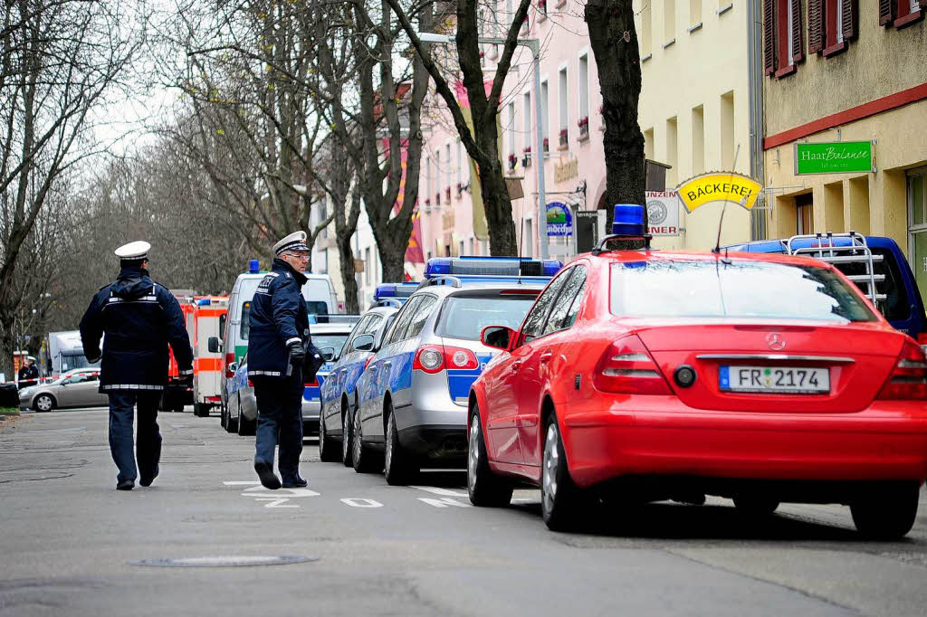 Gesperrte Straen, erhhte Vorsichtsmanahmen und ein gefragter Polizeisprecher: In der Freiburger Bernhardstrae wurde ein verdchtiger Gegenstand gesprengt.