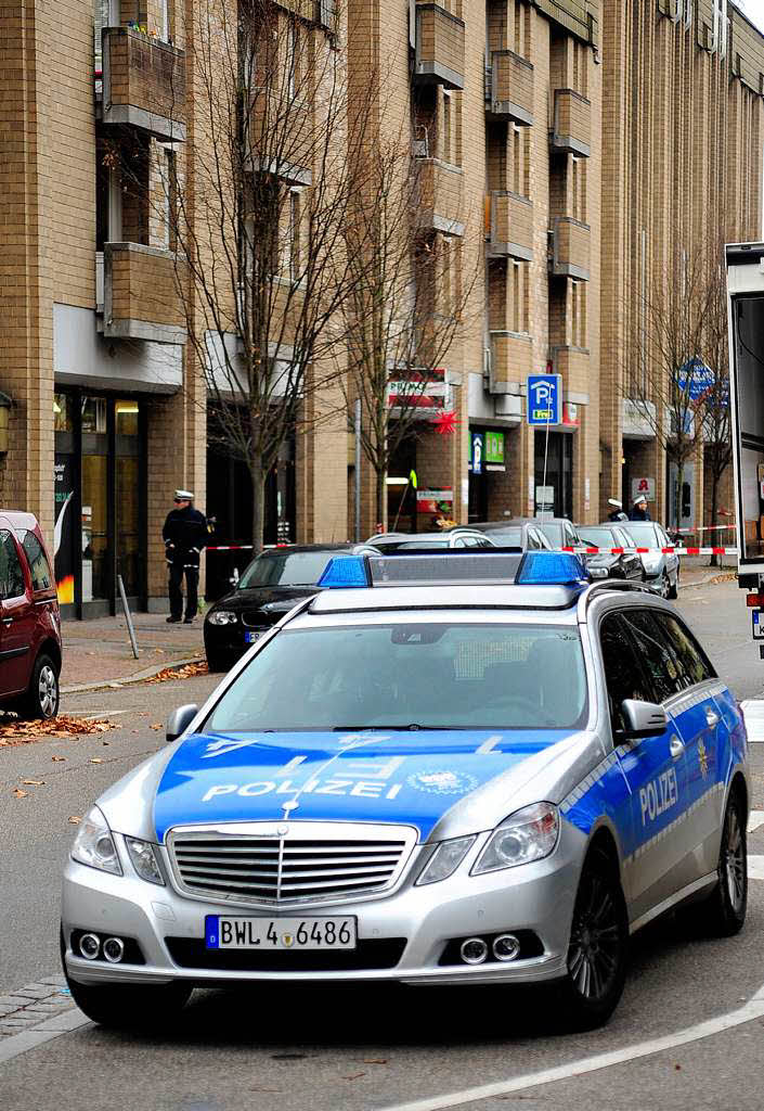 Gesperrte Straen, erhhte Vorsichtsmanahmen und ein gefragter Polizeisprecher: In der Freiburger Bernhardstrae wurde ein verdchtiger Gegenstand gesprengt.