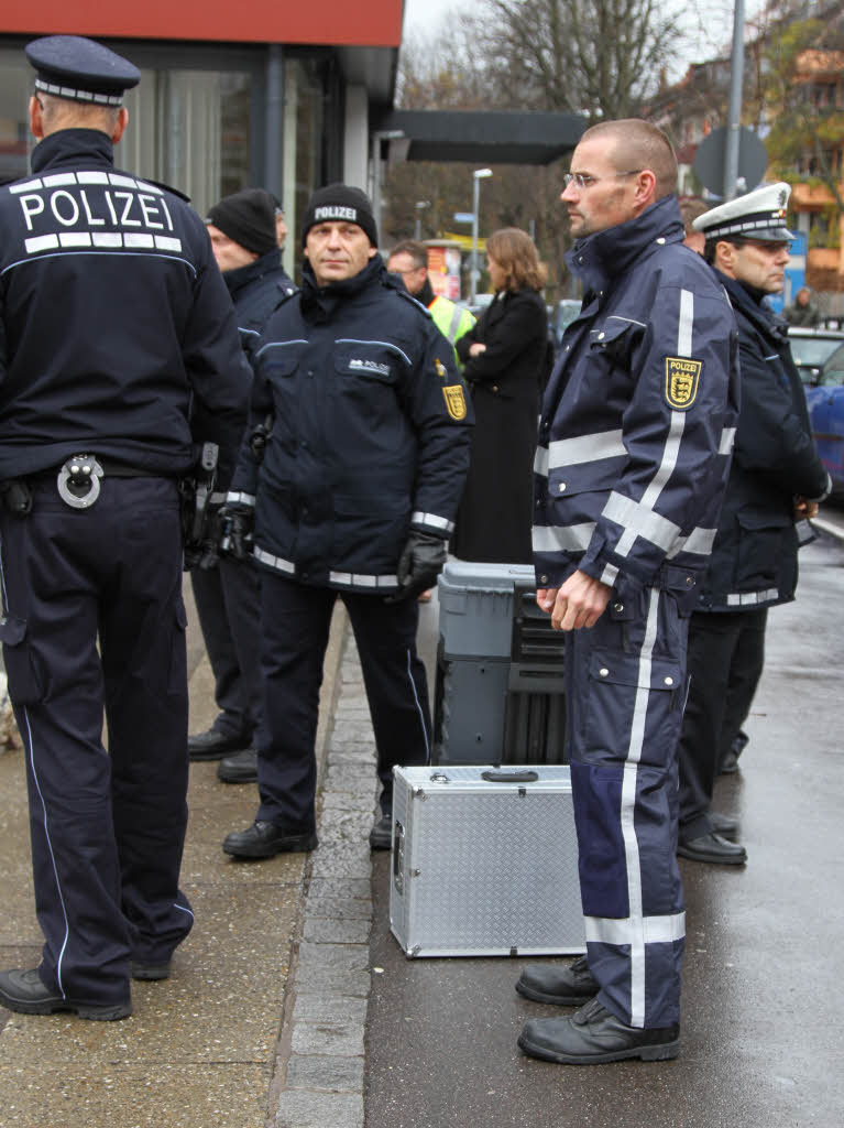 Gesperrte Straen, erhhte Vorsichtsmanahmen und ein gefragter Polizeisprecher: In der Freiburger Bernhardstrae wurde ein verdchtiger Gegenstand gesprengt.