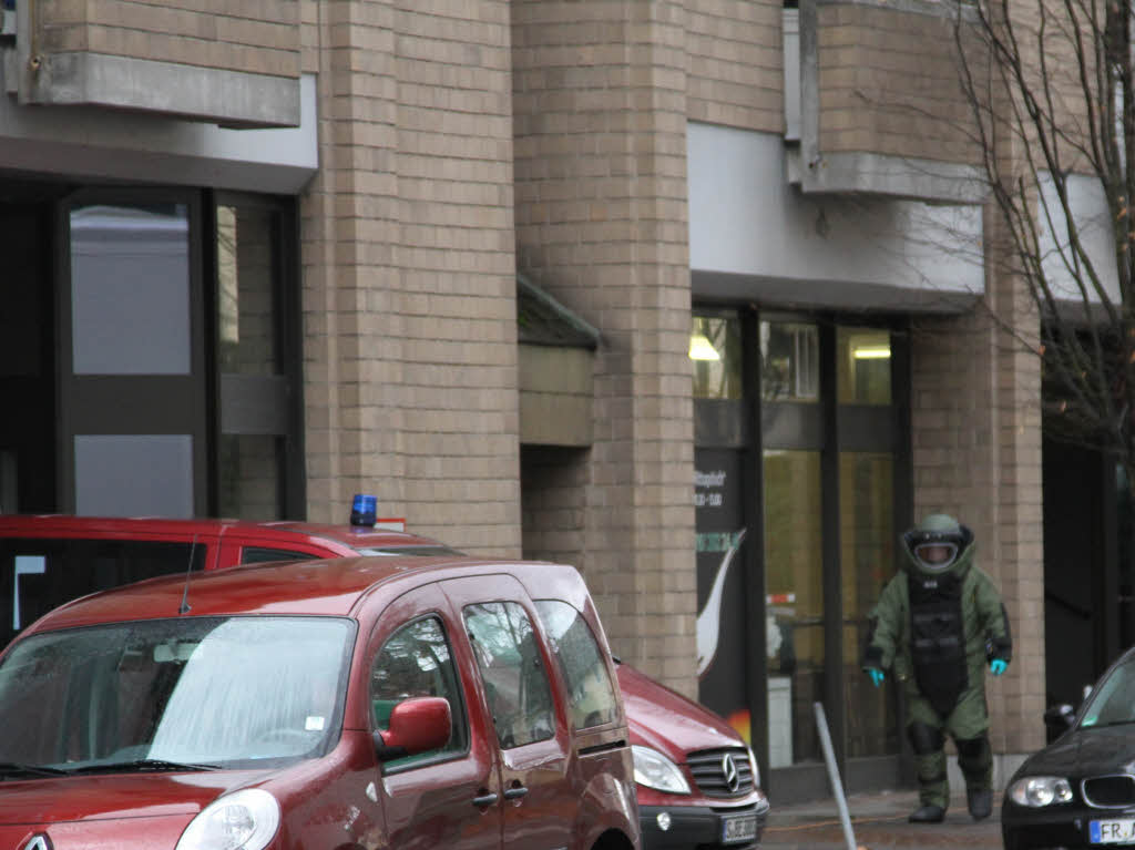 Gesperrte Straen, erhhte Vorsichtsmanahmen und ein gefragter Polizeisprecher: In der Freiburger Bernhardstrae wurde ein verdchtiger Gegenstand gesprengt.