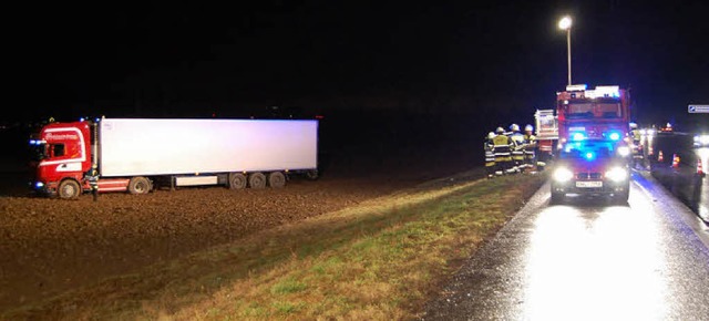 Im Acker kam dieser Lastwagen zum Stehen.  | Foto: Feuerwehr Herbolzheim