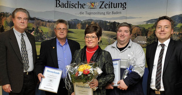 Peter Radewic (links) und BZ-Vertriebs...ks) sowie weitere Zustellmitarbeiter.   | Foto: Rita Eggstein
