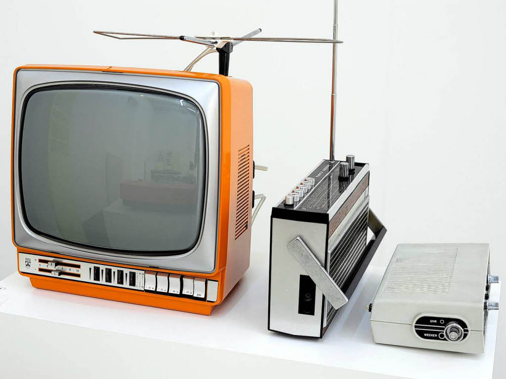 Schwarz-Wei Fernsehgert, Grundig, 1060er Jahre Radio und Radiowecker.