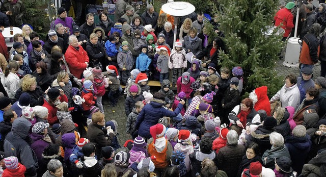 Weihnachtsmarkt in Weisweil: Kinder de...fr den Nikolaus und viele Zuschauer.   | Foto: Ilona Hge