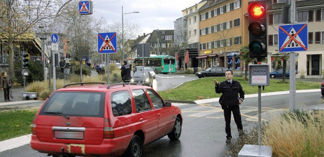 Weil das Rot nicht enden wollte, griff die Polizei ein.   | Foto: Lauber