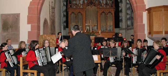 Dieter Lau fhrte das Akkordeonorchest...r durch ein anspruchsvolles Programm.   | Foto: Ounas-Krusel