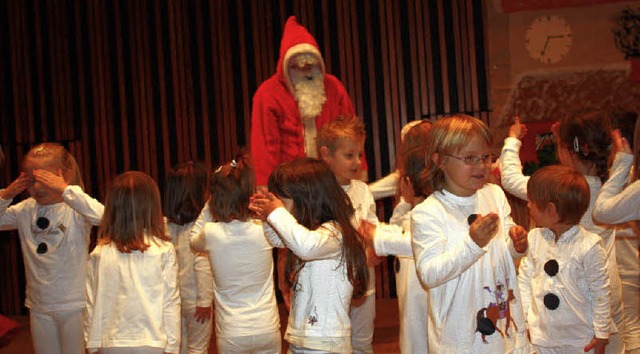 Der Nikolaus tanzte mit den kleinen TVG-Schneemnnern und -frauen.   | Foto: Gabriele Fssler