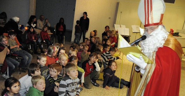 Von vielen Kindern wurde der Nikolaus ...ett zu begegnen hatte er fr sie parat  | Foto: Markus Zimmermann