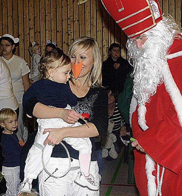 Der Nikolaus verteilt Geschenke.  | Foto: Albert Greiner