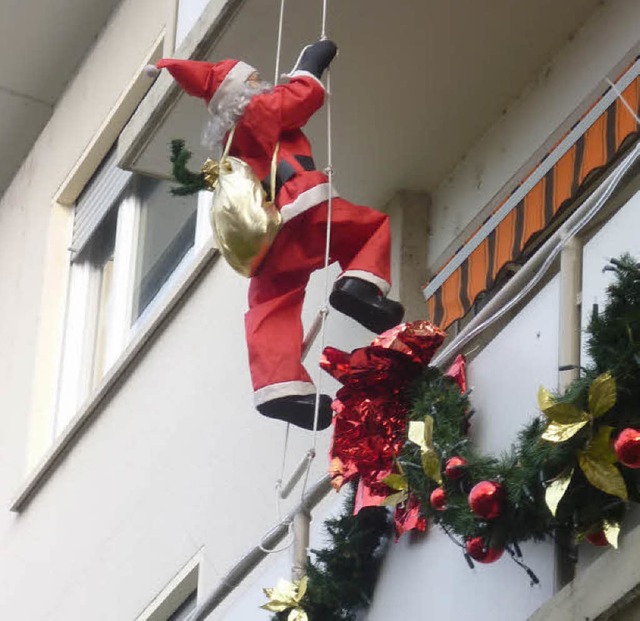 Kletterknstler: Nikolaus an der Hausfassade   | Foto: Claudia Gempp