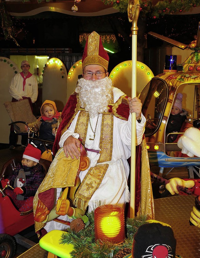 In Erinnerung an den Bischof Nikolaus ... Brogl Kinder auf dem Weihnachtsmarkt.  | Foto: Thomas Kunz