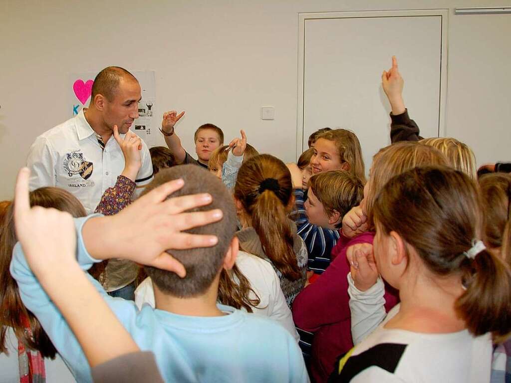 Boxprofi Arthur Abraham besucht im Rahmen der BZ-Aktion Zeitung in der Schule (Zisch) die Mrburgschule in Schutterwald.