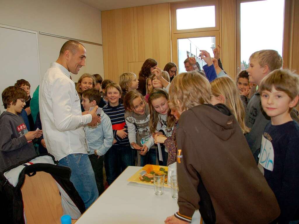 Boxprofi Arthur Abraham besucht im Rahmen der BZ-Aktion Zeitung in der Schule (Zisch) die Mrburgschule in Schutterwald.