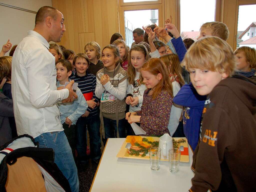 Boxprofi Arthur Abraham besucht im Rahmen der BZ-Aktion Zeitung in der Schule (Zisch) die Mrburgschule in Schutterwald.