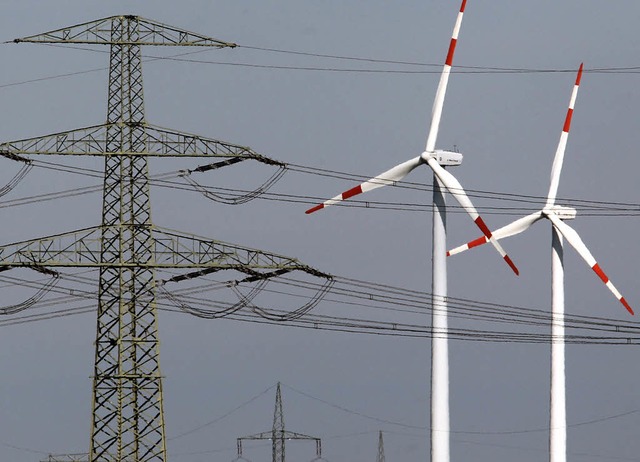 Auch Windkraft braucht Leitungsnetze.  | Foto: dpa