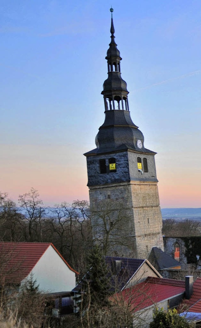 Der Erde besonders zugeneigt: Der Turm der Oberkirche in Bad Frankenhausen.   | Foto: dpa