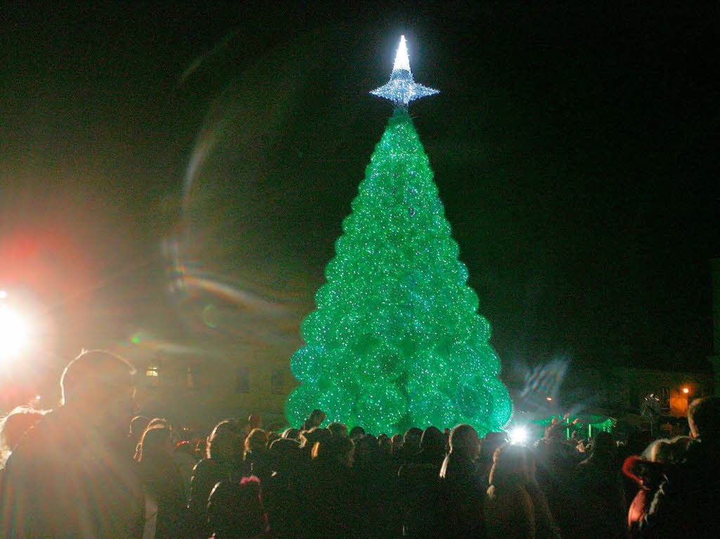 Kaunas in Litauen setzt auf einen Weihnachtsbaum aus wiedervertetem Plastik