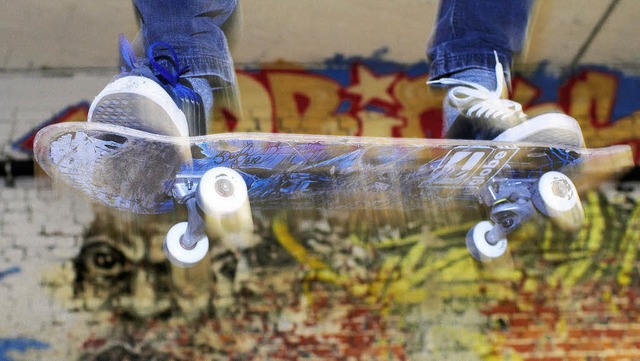 Luftsprnge auf dem Skateboard, die so...h wieder in Kirchzarten mglich sein.   | Foto: dpa