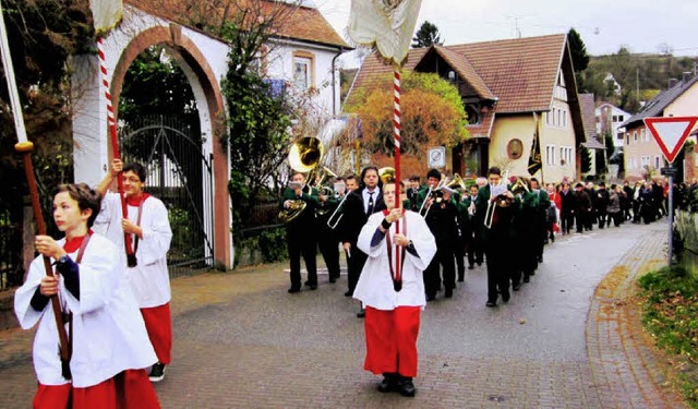 In feierlicher Prozession zog die Geme...il hinauf zur Kirche an Sankt Barbara.  | Foto: Reiner Merz