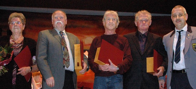 Beim Jahreskonzert des Musikvereins M... Lmker und Hilde Meier (von rechts).   | Foto: Ounas-Krusel