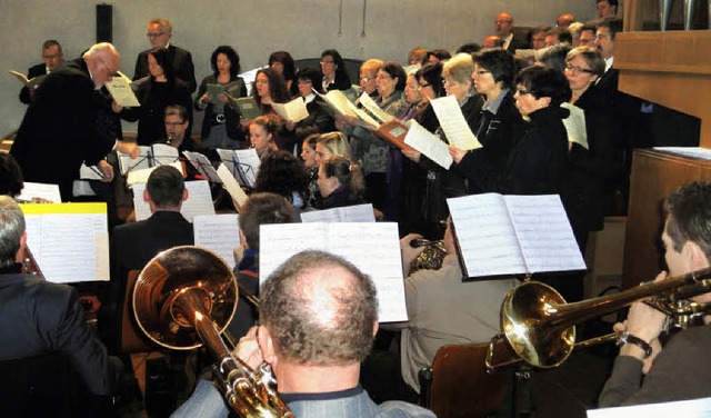 Unter der Leitung von Joachim Nopper g... das Elzacher Patrozinium musikalisch.  | Foto: Thomas Steimer