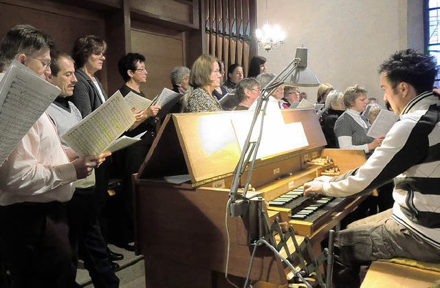 Kirchenchor und Organist Stefan Meier ...rozinium die musikalische Begleitung.   | Foto: dieter fink