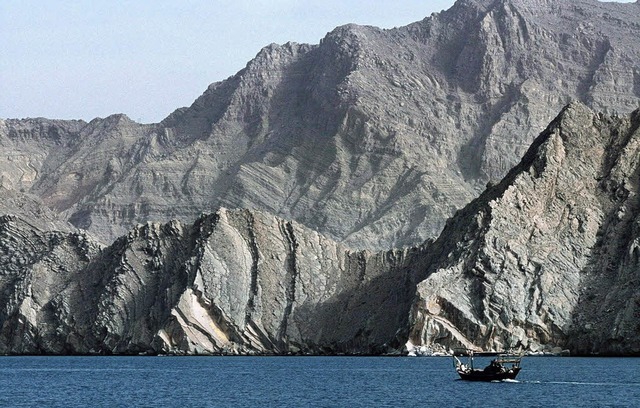 Das Norwegen Arabiens: Vor der Kulisse...m Fjord Khor Ash Sham wie Miniaturen.   | Foto: Sultanate of Oman, Ministry of Tourism