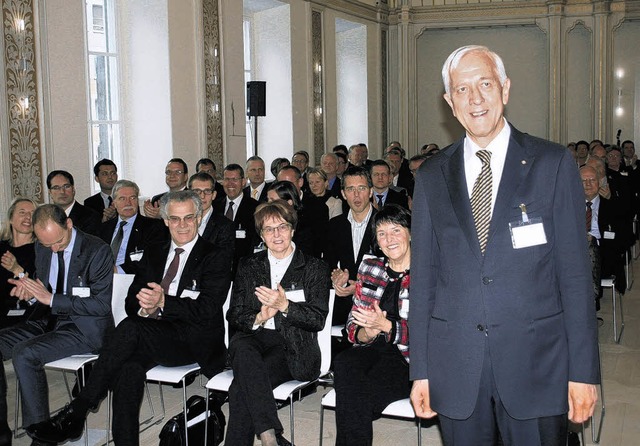 Norbert Willmann (vorne) konnte eine warmherzige Abschiedsfeier genieen.   | Foto: schrter