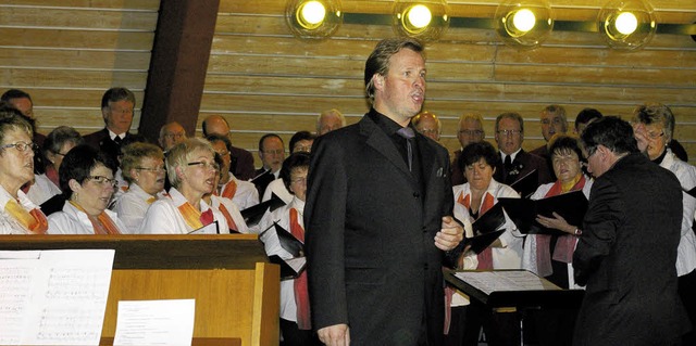 Johannes Kalpers sang solo und im Duett mit der Chorgemeinschaft Bleibach.  | Foto: ernst hubert bilke