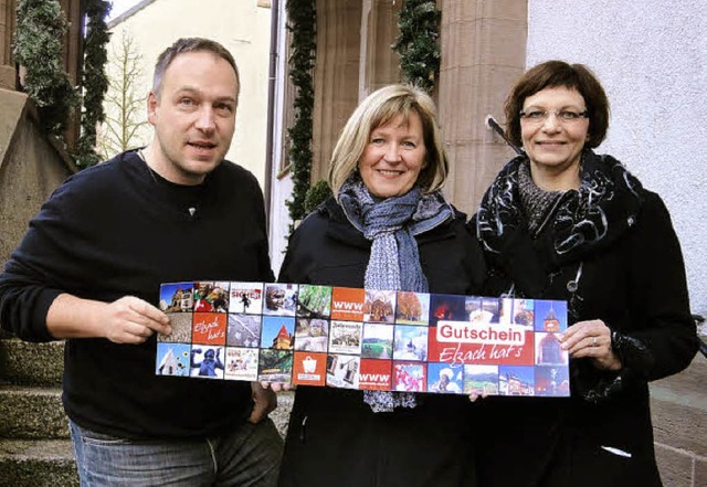 Gemeinsam mit Werbegrafiker Dietmar Ku...tschein des Gewerbevereins Elzach vor.  | Foto: Thomas Steimer