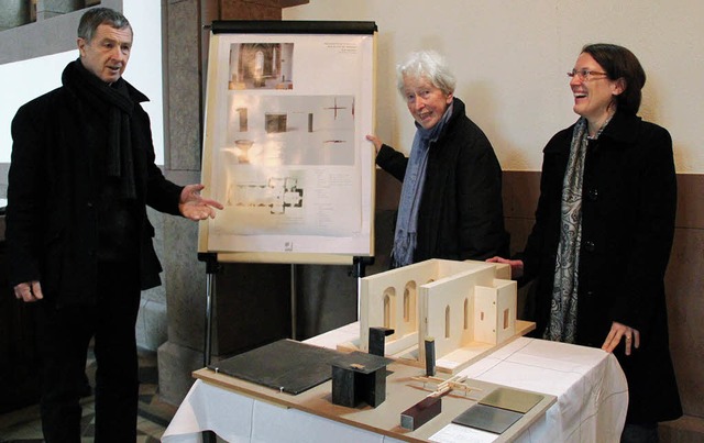 Bildhauer Nikolaus Kernbach stellte de...Nestle  und Ina Schabbon (von links).   | Foto: Monika Weber