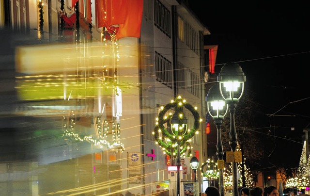 Teils mit, teils ohne adventlichen Sch...ren sich die Lampen in der Innenstadt.  | Foto: thomas kunz