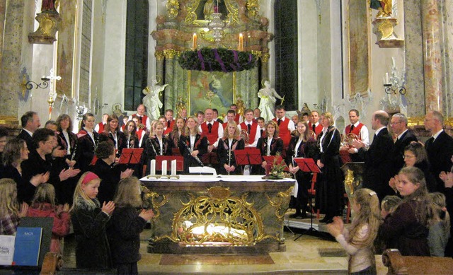 Der Kirchenchor mit seiner Solistin Ve..., der Kirchenchor und der Kinderchor.   | Foto: Anne Freyer