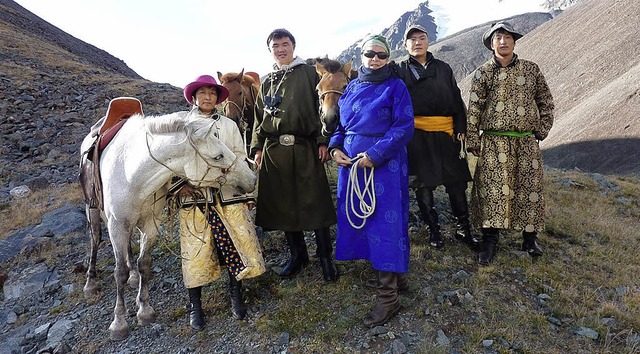 Amlie Schenk (Mitte) mit Nomaden des Altai  | Foto: Privat