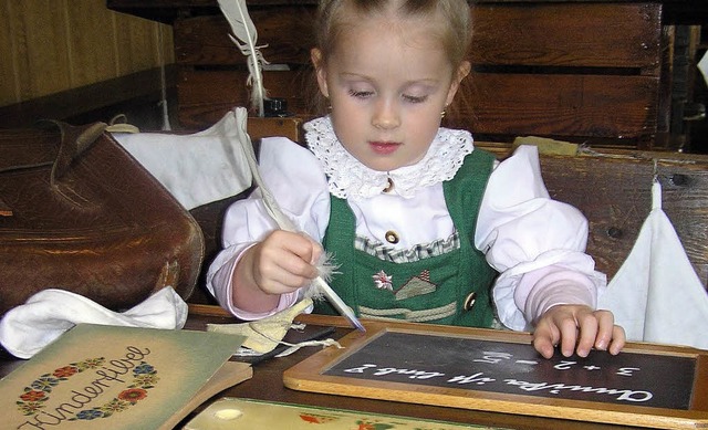 Auf alten Schulbnken mit historischen...frhere Zeiten zurckversetzen lassen.  | Foto: privat