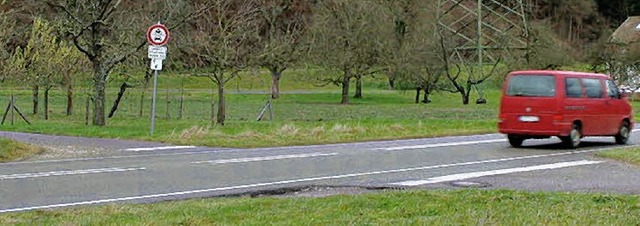 Derzeit nutzen nur wenige Radfahrer de..., nur sicher drberkommen mchten sie.  | Foto: Rolf Reimann