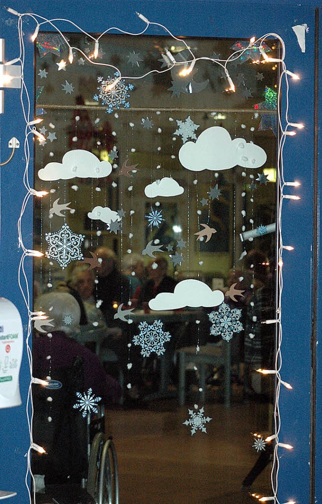 Wolken und Schneekristalle zeigt das b...digen Adventskalenders im Brgerheim.   | Foto: Leony Stabla