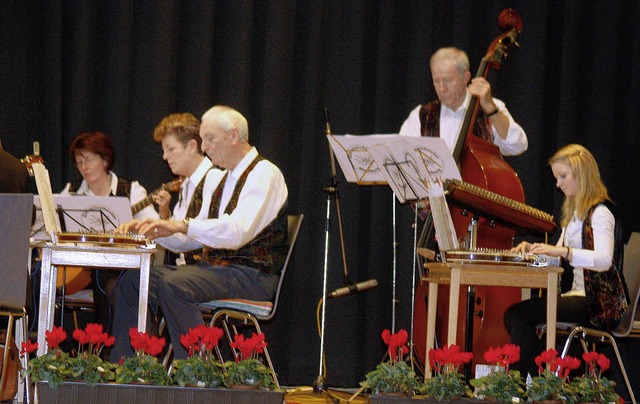 Weihnachtliche  Melodien erklangen am ...therorchesters &#8222;Edelwei&#8220;.  | Foto: Heiner Fabry