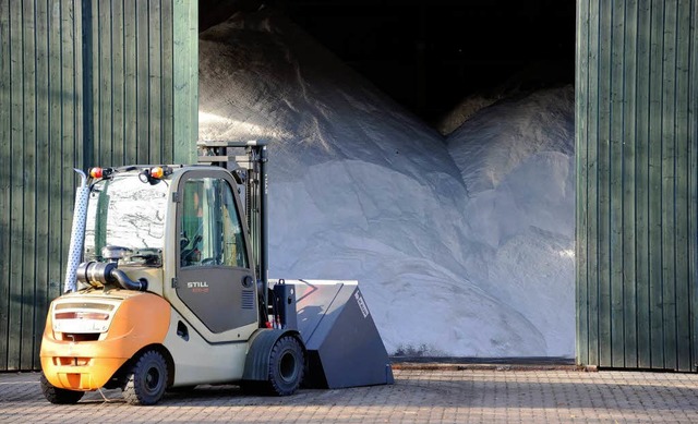 Voll bis unters Dach: ein Salzlager.  | Foto: dpa