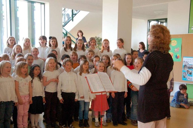 Der Schlerchor singt das Lied &quot;F...ot; im neuen Foyer der Hexentalschule.  | Foto: Andrea Gallien