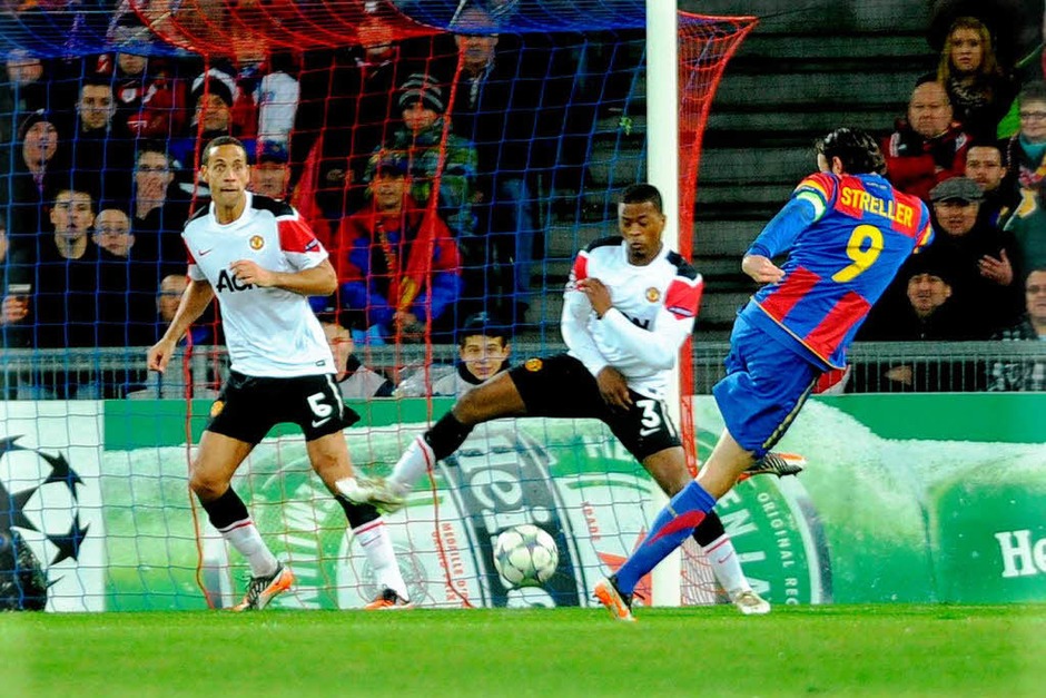 Der Beginn eines Fußballmärchens: Marco Streller schießt das 1:0 für den FC Basel (Foto: Meinrad Schön) Der Beginn eines Fußballmärchens: Marco Streller schießt das 1:0 für den FC Basel (Foto: Meinrad Schön)