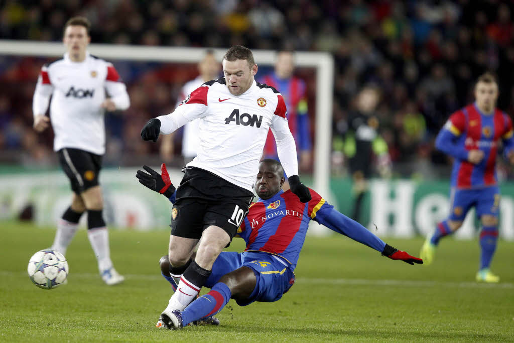 Adilson Tavares Varela Cabral vom FC Basel tackelt Wayne Rooney