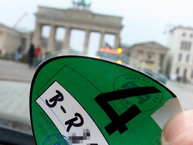 Auch in der Hauptstadt Berlin wird die Plakette auf die Scheibe geklebt.  | Foto: dpa