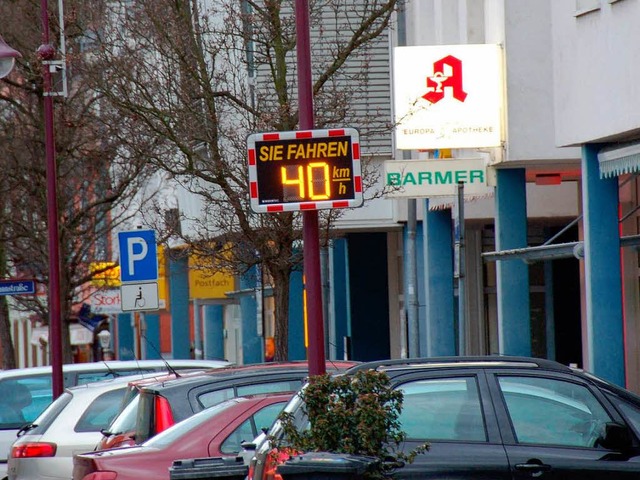 Vorboten fr Tempo 20 in der Rheinstra...hwindigkeitsanzeigetafeln aufgestellt.  | Foto: Agnes Pohrt