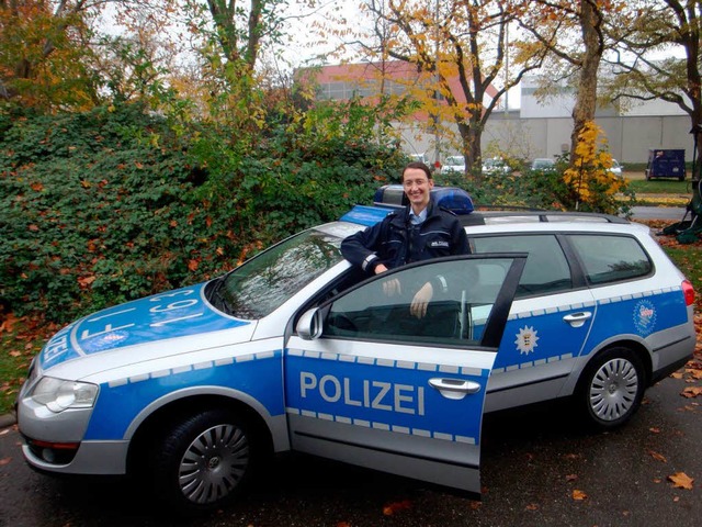 Polizistin Diana Kunz vor dem Polizeiauto.  | Foto: privat